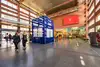 Bahnhof Innsbruck - Bahnhofshalle mit Informationsbox