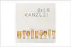 Bierkanzlei Logo, weißer Hintergrund, graue Schrift, darunter Bier in verschiedene Gläser befüllt