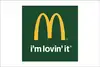Mc Donalds Logo, dunkelgrüner Hintergrund, gelber M, drunter weißer Schriftzug