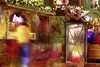 Laterne vor einer weihnachtlich dekorierten Holzhütte