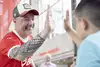 Tischfußball-Weltmeister Vladimir Drabik klatscht mit einem Jungen ein. 