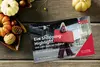Gutscheinheft auf einem Holztisch, dekoriert mit Kürbissen