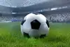 Fußball auf einer grünen Wiese in einem Fußballstadion