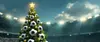 Weihnachtsbaum mit Fußbällen als Weihnachtskugeln, der in einem Fußballstadion steht