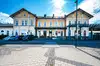 Aussenansicht von Bahnhof Bad Ischl, gelbes Gebäude