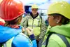 Personen im Gespräch auf einer Baustelle