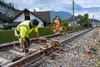 Bauarbeiter beim Gleis schneiden