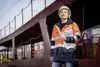 Technikerin im Gleisbereich vor einem Autowaggon