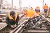 Mitarbeiter arbeiten an den Schienen