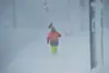 Mitarbeiter Bahnsteig Winterdienst im Schnee