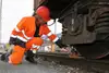 Zugvorbereiter prüft Triebfahrzeug