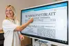 Trainerin Fachgebiet Rechtsvorschriften vor großem Bildschirm