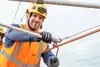 Mitarbeiter arbeitet an Kabeln