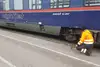 Fahrzeugdienst Mitarbeiter arbeitet an Reisezugwagen