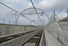 Bild von Gleisen auf einer Brücke