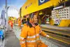 Arbeiter begutachtet Waggon und Gleise