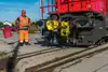 Sicherungsposten vor Triebfahrzeug