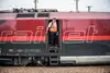 Triebfahrzeugführer steigt aus ÖBB Zug aus