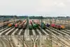 Güterbahnhof mit Gleisen und Zügen