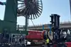 Ein Gabelstapler bewegt eine große Kabeltrommel auf einem Containerterminal; im Hintergrund sind Güterwagen und Bahninfrastruktur sichtbar.