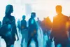 Grafische Darstellung von Menschen beim Networking 