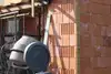 Ziegelwand mit Betonmischmaschine