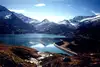 Blick auf einen Stausee mit Bergkulisse