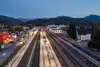 Foto Bahnhof Rankweil<br/>Textinsert: Der fertiggestellte Bahnhof Rankweil in der Dämmerung.