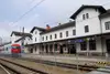 Textinsert: Foto Bahnhof Sigmundsherberg mit einfahrendem Zug