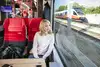 Innenaufnahme Cityjet DML, weiblicher Fahrgast mit Blick durchs Fenster, außen Cityjet Talent auf anderem Gleis