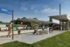 Bild Visualisierung Haltestelle Raaba<br/>Textinsert: Haltestelle mit Bahnsteig und Personen im Vordergrund
