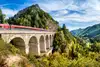 Die Semmering Gebirgsbahn führt über historische Viadukte.