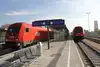 Textinsert: Foto Blick auf zwei Züge am Bahnsteig Bahnhof Marchegg
