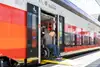 Mann fährt mit einem Rollstuhl aus dem Zug - barrierefreies Reisen
