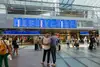 Hauptbahnhof Wien Blick auf den großen Bahnsteiganzeiger, Personen im Hintergrund