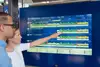 Frau und Mann stehen vor einem Wagenreihungsmonitor