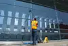 Mungos Mitarbeiter reinigt Fassade