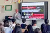 ÖBB Mitarbeiter referiert zum Thema Sicherheit an einer Schule