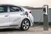 E-Zapfsäule mit Auto