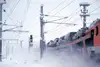 Zug im Schneegestöber