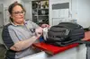 Mitarbeiterin im Lost und Found Büro
