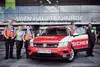 Sujet Unternehmen. Fünf Mitarbeiter:innen vor einem Sicherheits-Auto am Hauptbahnhof.