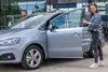 Zwei Personen vor einem Rail&Drive Auto