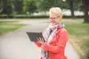 Frau mit Tablet im Park
