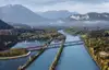 Auf diesem Foto ist ein Zug zu sehen, der die neue Drau-Brücke überquert.