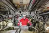 Auf diesem Foto ist ein Mechaniker einer Vortriebsmaschine zu sehen.