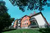 Textinsert: Foto Strasshof, Hauptstraße, Schuhmeierstraße, Heinestraße (Rote Burg) Außenansicht Wohnbau, hofseitig mit Balkonen und Gärten
