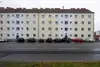Textinsert: Foto Wr. Neustadt, Neunkirchnerstraße 51-53, Außenansicht Wohnbau, straßenseitig mit parkenden Autos
