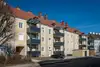 Textinsert: Foto Attnang-Puchheim, Rathausplatz, Außenansicht Wohnbau, mit Balkonen und einem parkenden Auto