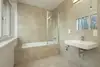 Textinsert: Bild Linz, Raimundstraße, Innenansicht, Badezimmer mit Badewanne